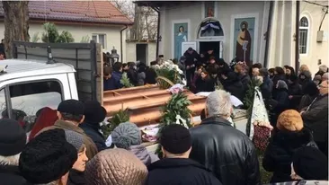 Primele imagini de la înmormântarea femeii ucise de soț și a celor doi copii ai ei! Rudele n-au avut curajul să lase sicriele deschise
