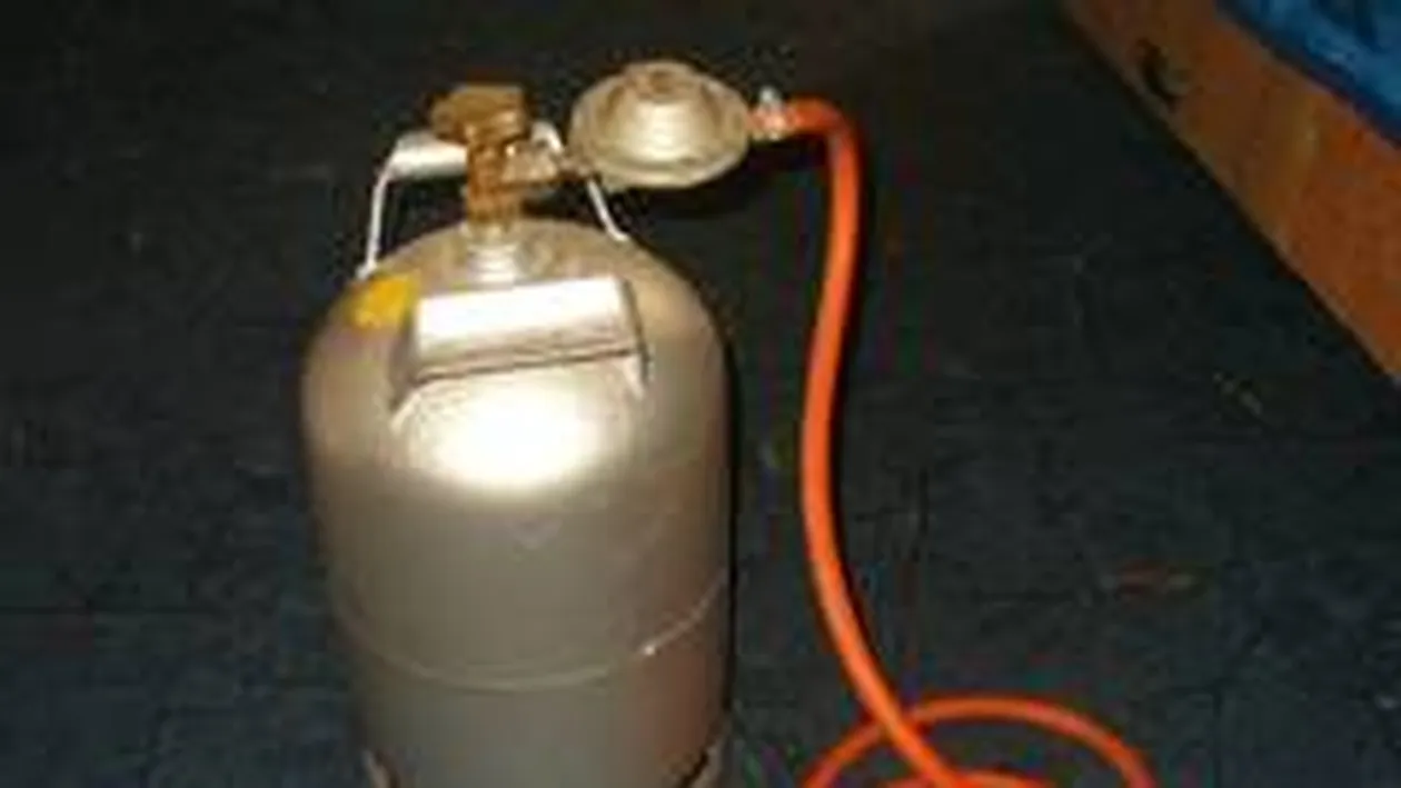 Spaimă la Giurgiu! Un bărbat ameninţă că aruncă blocul în aer cu o butelie!