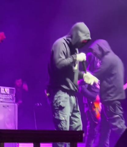 Imagini şocante cu Carla’s Dreams pe scena din Craiova: „Spart de drogat la concert”. FOTO