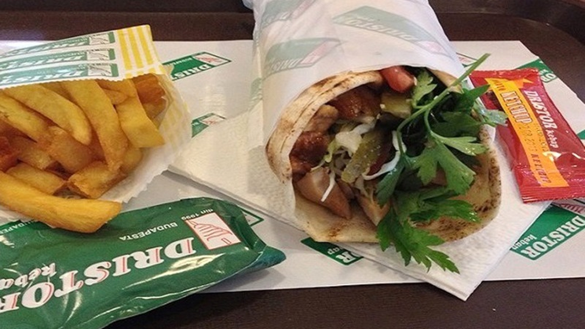 Ce conține, de fapt, faimoasa shaorma de la Dristor Kebap și câte calorii are „una cu de toate”. Secretele din interiorul „deliciului” culinar