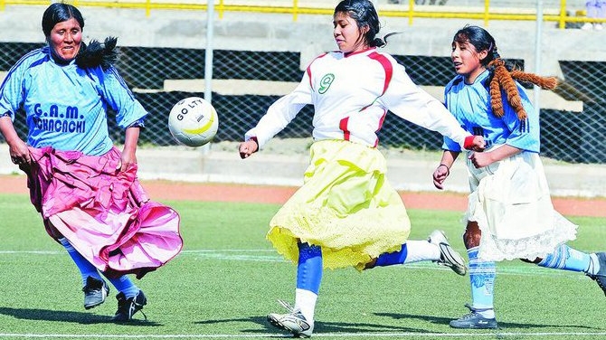 Joaca fotbal in fuste