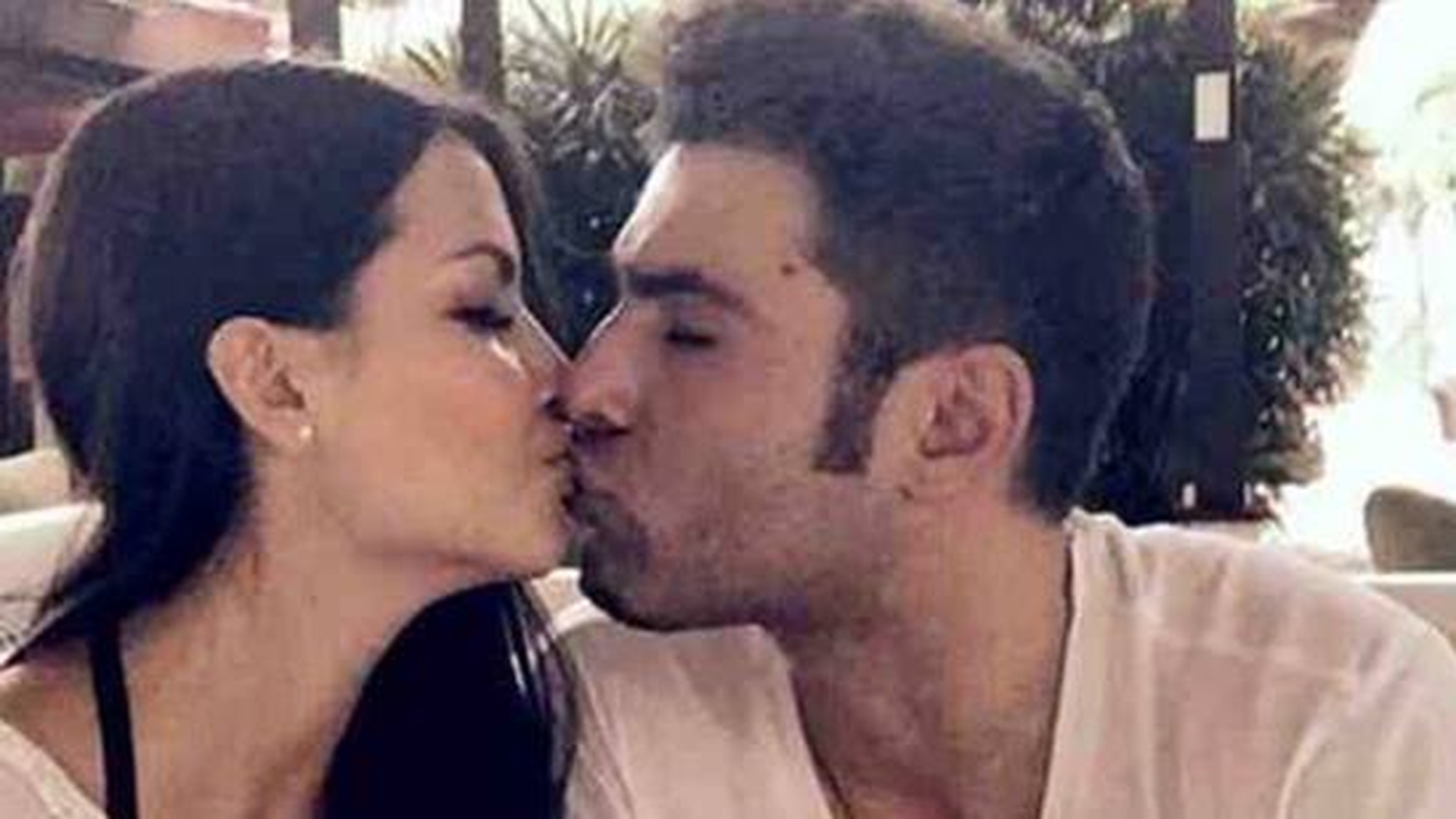 Ipostaza incendiara intre Adrian Mutu si fotomodelul timisorean. Bruneta, dezbracata langa fotbalist