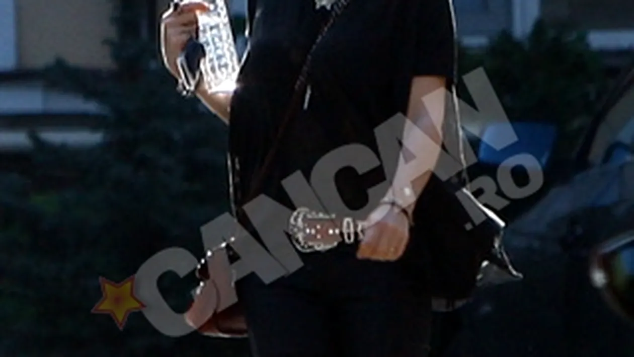 Uite cine canta la volan. Lori se antreneaza in masina