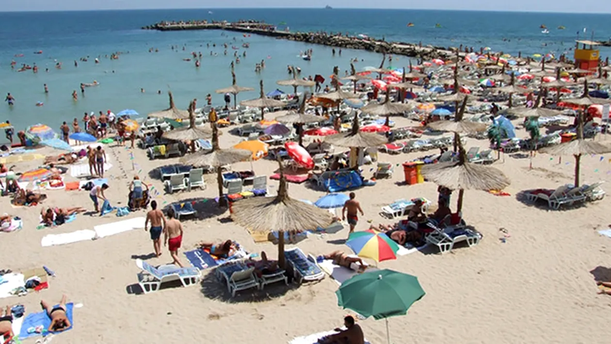 Întâmplare şocantă pe plaja din Eforie! Mai mulţi turişti care stăteau liniştiţi la plajă au ajuns la spital după ce au păţit asta