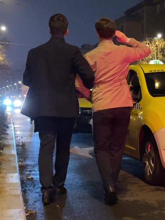Într-un final, tinerii beți găsesc un taxi care să-i primească (SURSA FOTO: CANCAN.RO)