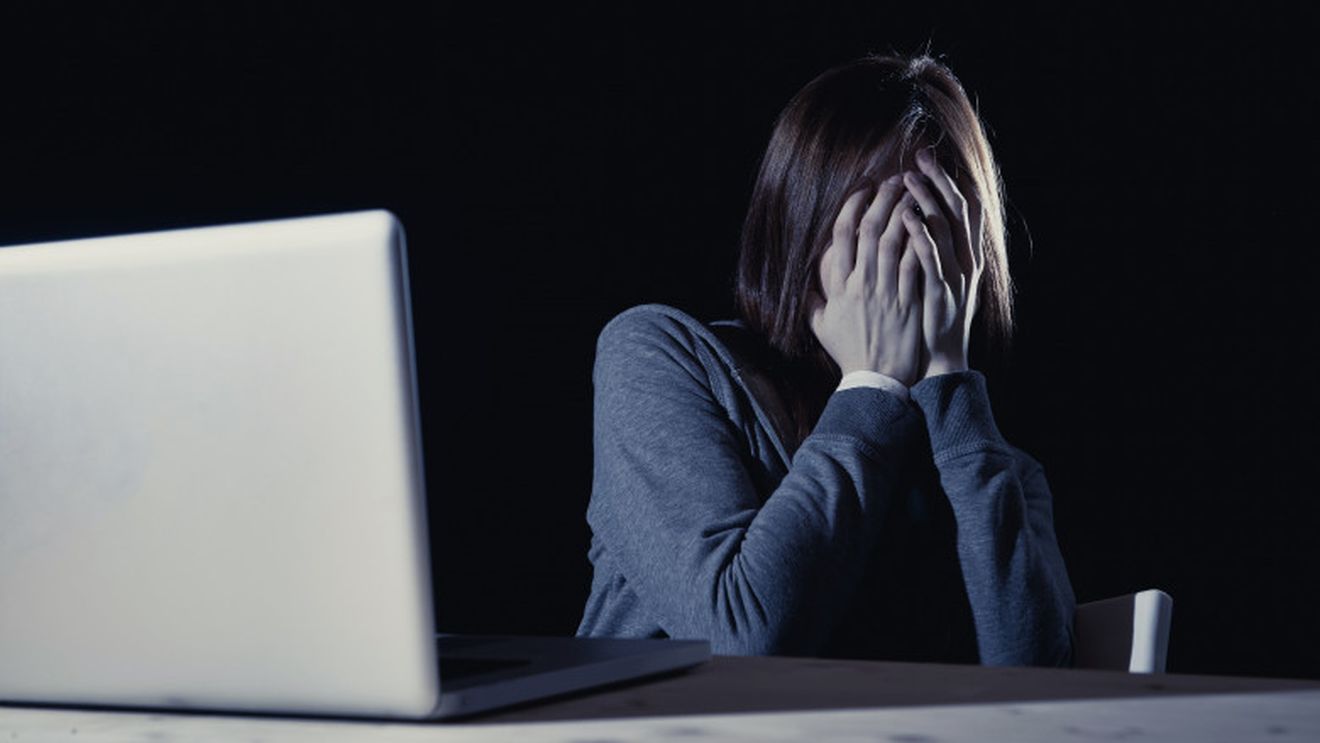 Profesorul din Piatra Neamț, care i-a cerut poze nud unei eleve, a demisionat de la liceul unde profesa