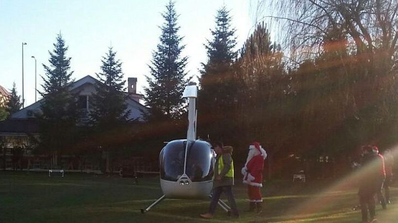 Imagini fabuloase de la una dintre cele mai scumpe şcoli private din România. Moş Crăciun a venit cu elicopterul la o şcoală de fiţe! Copiii unor înalţi demnitari, milionari şi cunoscuţi sportivi învaţă aici. Taxa de şcolarizare este de 18.000 €/an!