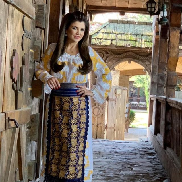 Sexy-interpreta de muzică populară și-a vindecat “rănile”