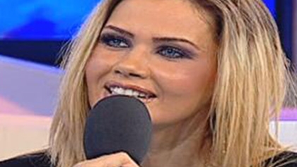 S-a făcut blondă, dar nu are de gând să înceteze cu schimbările. Zăvo se relansează în muzică şi s-a apucat să scrie o carte