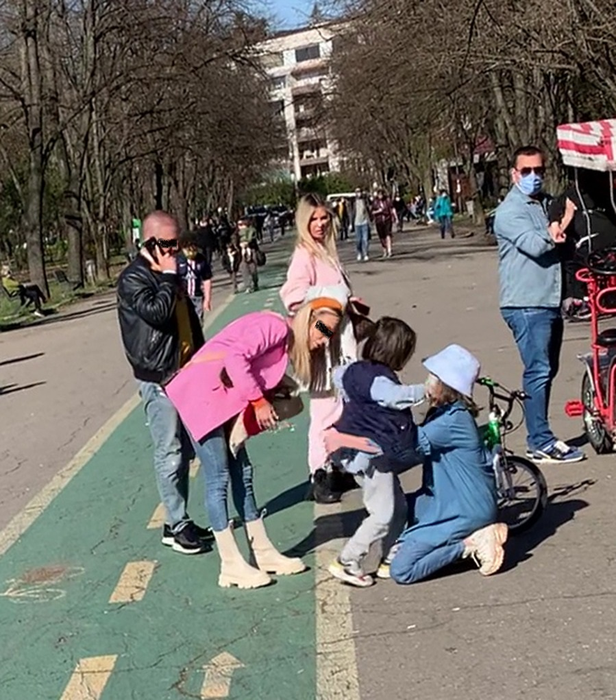 Andreea Bănică, în parc împreună cu familia și câțiva prieteni