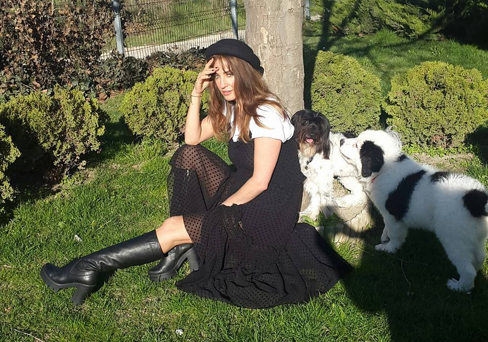 TANIA BUDI s-a pozat într-un costum de baie minuscul de culoare galbenă şi arată de milioane!