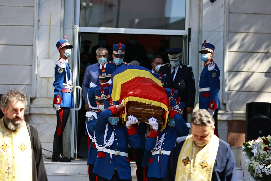 Zeci de coroane de flori, depuse la Clubul Sportiv Dinamo. Ivan Patzaichin va fi înmormântat astăzi, cu onoruri militare