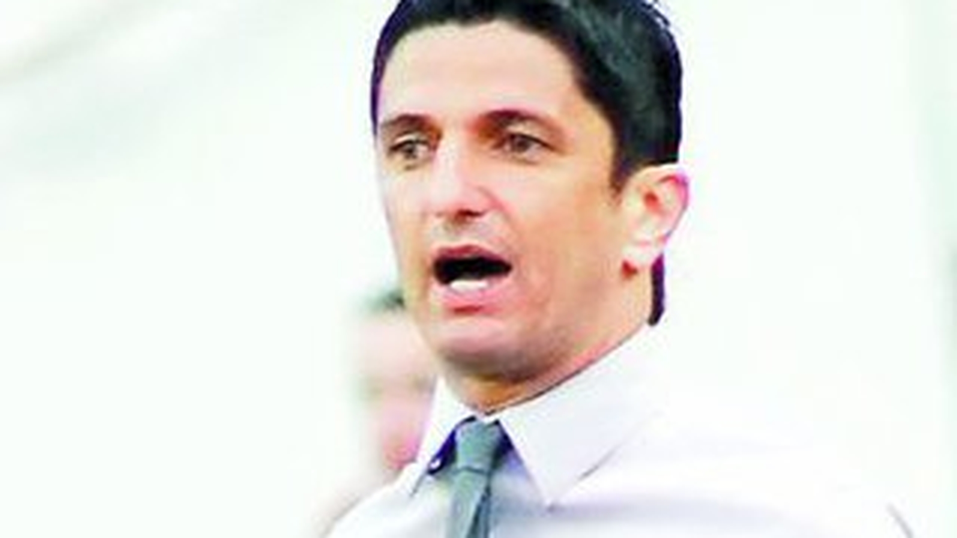 VIDEO Razvan Lucescu: "De ziua mea imi doresc victoria cu Bosnia"! A fost asteptat pe aeroport cu un tort, de fanii nationalei!