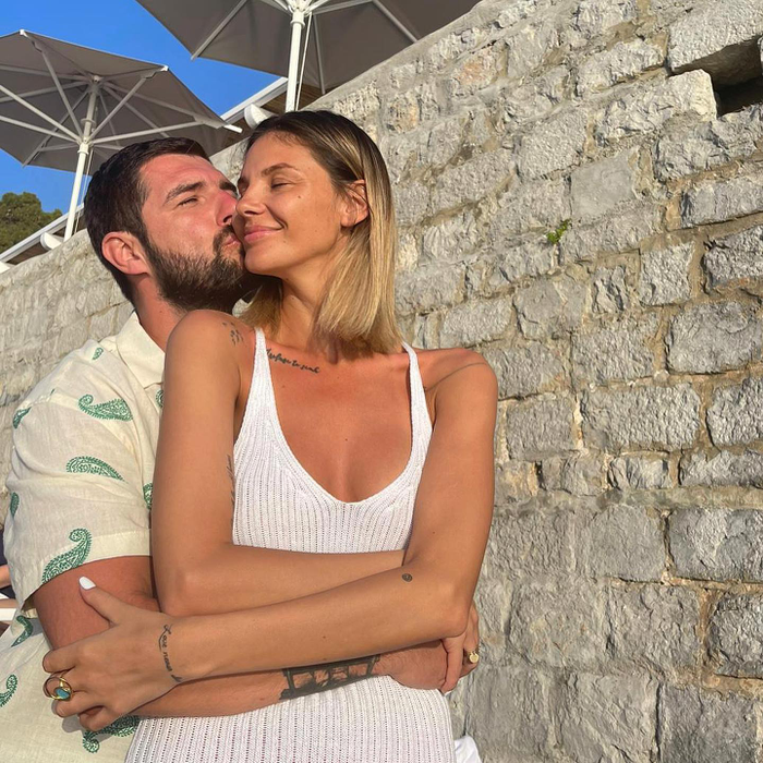 Cătălin Cazacu: "Am înțeles, e ziua ei, trebuie să îi iei cadou, apoi Crăciun, Paște, Valentine's Day, draci să-i ia pe toți sfinții ăștia. O cheamă și Nicoleta, eu nu mai pot!" (Foto: Instagram)