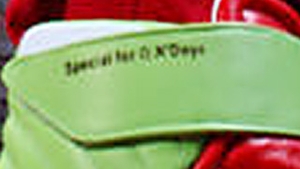 N'Doye si-a tras pantofi personalizati