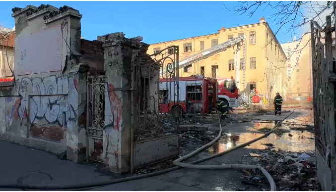 Incendiu de proporții în Capitală! 10 autospeciale au intervenit de urgență