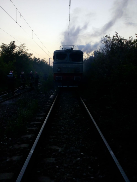 Tren în flăcări, în Prahova! Pompierii intervin cu mai multe autospeciale