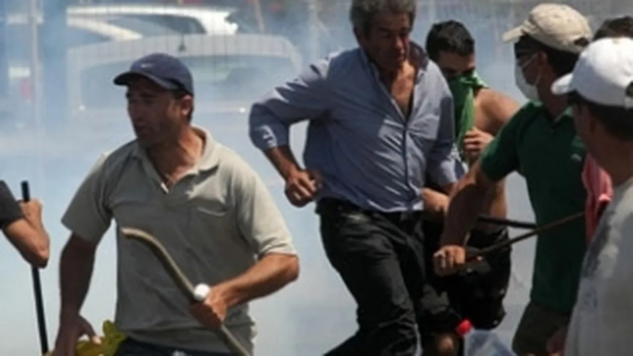 Grecii sunt disperati! Isi scot banii din banci de teama crizei financiare!