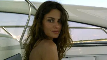 Imagini interzise cardiacilor! Catrinel Menghia, DEZBRACATA in pat! Pozele sunt deja pe net