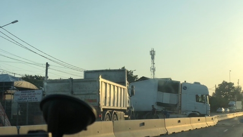 Tir scăpat de sub control pe DN1B. A distrus gardurile gospodarilor, branșamentul la gaze și a lovit o mașină parcată