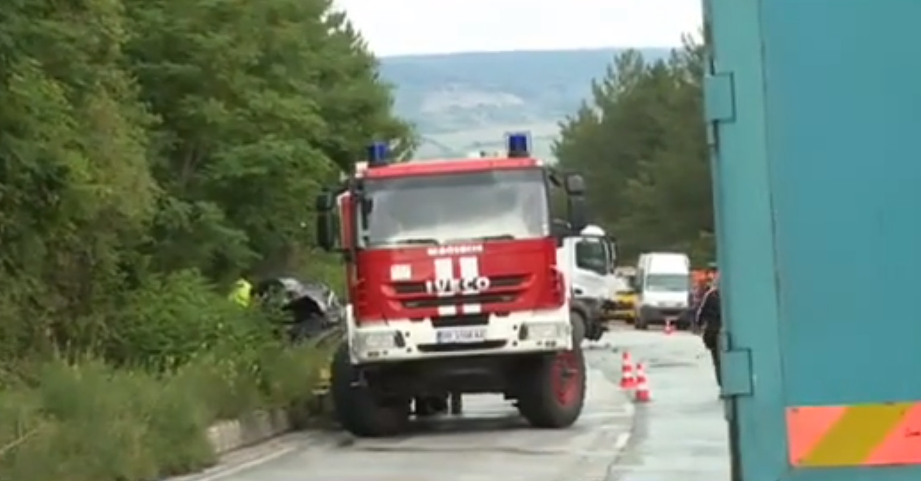 O familie de români, implicată într-un accident mortal produs în Bulgaria. Copilul de 8 ani, scos în comă din mașina care a devenit sicriu pentru mama lui