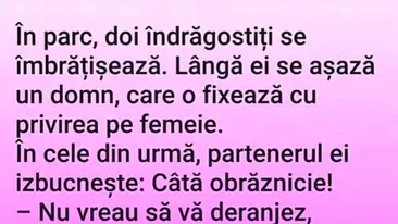 BANCUL ZILEI | În parc, doi îndrăgostiți se îmbrățișează