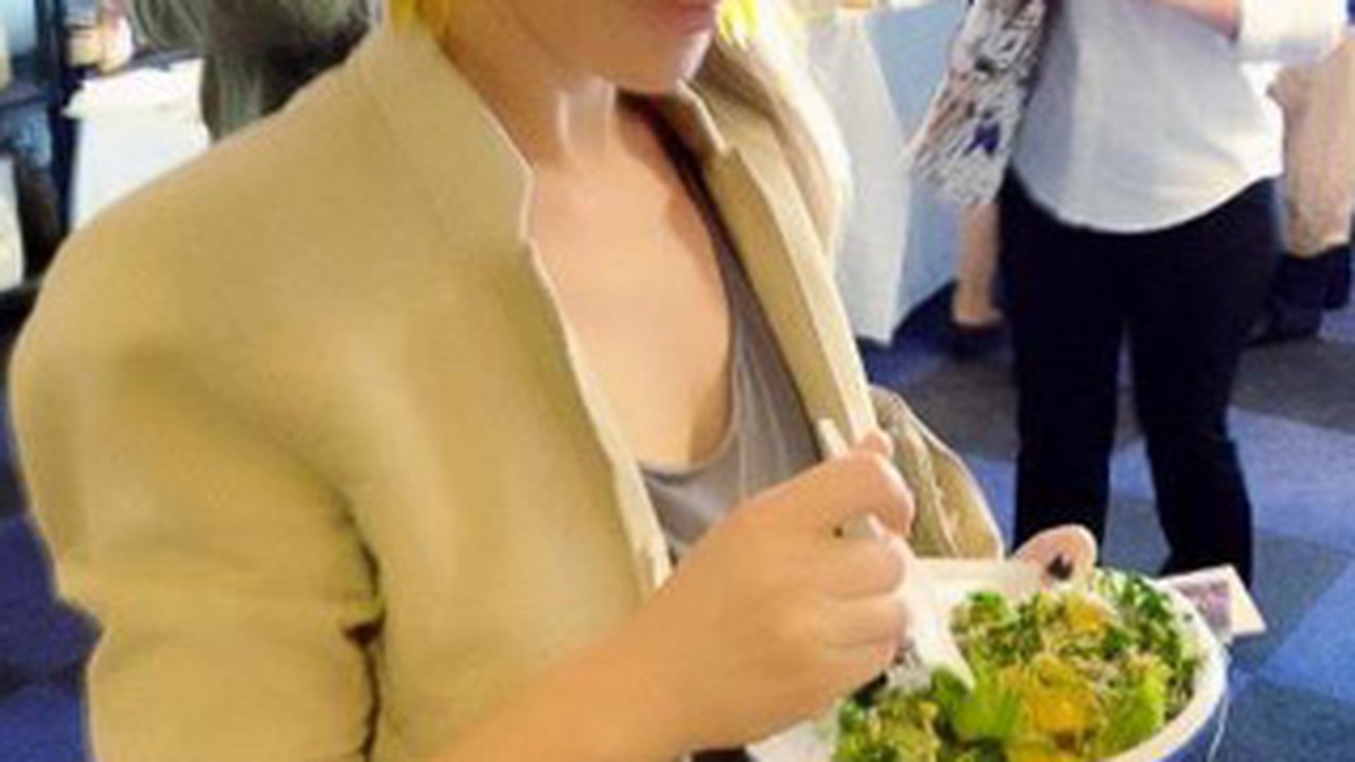 Corina vrea sa se faca vegetariana! Uite ce salata cu germeni de grau si trifoi savureaza!