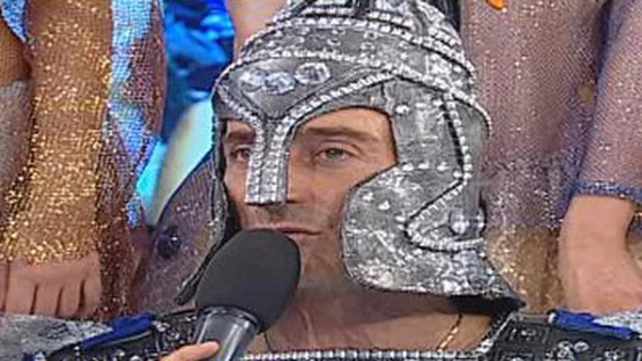 Radu Mazăre a făcut spectacol la un târg de turism din Capitală. A venit insoţit de zeci de nimfe, costumat in Ulise