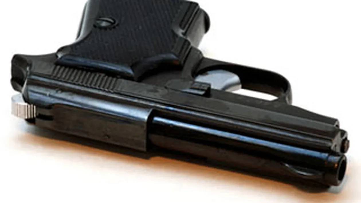 Un politist din Olt si-a tras trei gloante in cap!