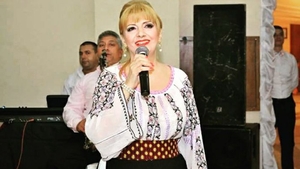 E INCREDIBIL! Au fost sute de coroane şi flori aduse la capela unde a fost depus trupul ILENEI CIUCULETE, însă până la cimitir ar fi dispărut o parte din ele, în valoare de 10.000 de euro!