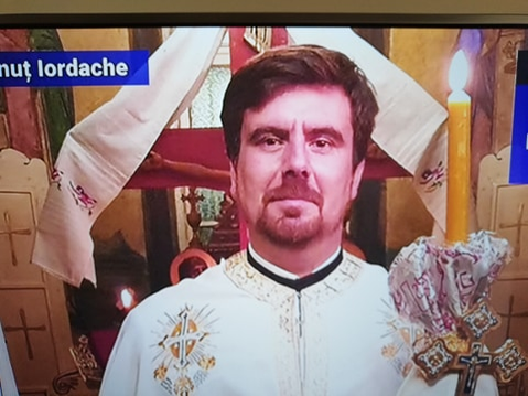 Un preot din Galați a pus, noaptea, candele la toate crucile din cimitir și le-a aprins