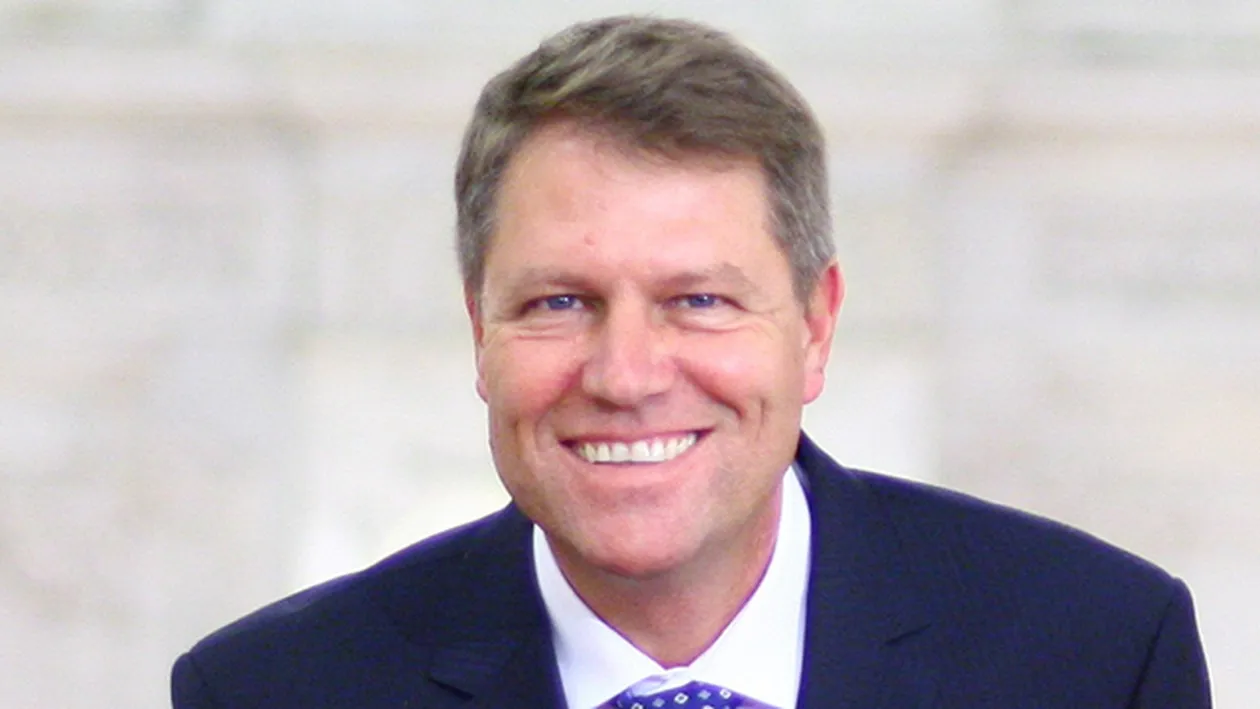 România lucrului bine furat! Iohannis a folosit în coperta de campanie imagini fără licenţă şi o poză cu stadionul din Varşovia!