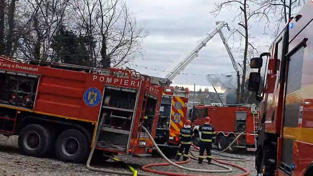 Pompierii au intervenit pentru stingerea incendiului la restaurantul lui Pescobar din Snagov