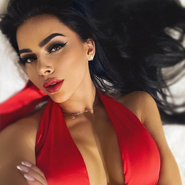 Ilona își "hipnotizează" urmăritorii /Sursă foto: Instagram.com