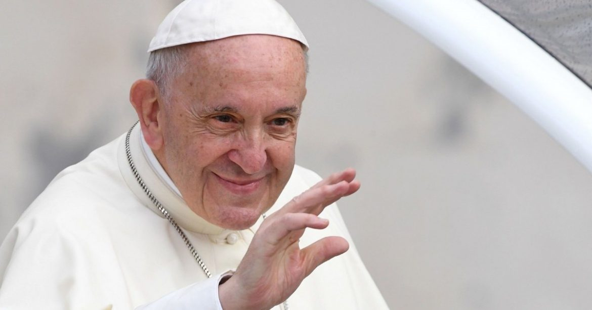Avionul în care se află Papa Francisc a aterizat pe Aeroportul "Henri Coandă" București