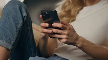 De ce nu ne putem opri din scrollat. Cum au fost proiectate rețelele sociale să creeze dependență