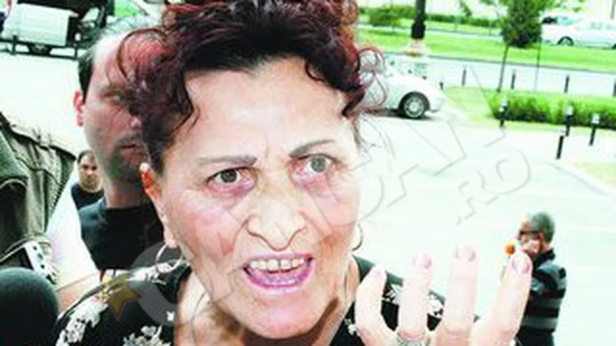 Mama Madalinei Manole si-a revarsat furia asupra lui Petru Mircea: Eu am facut copii normal, nu din pumn!