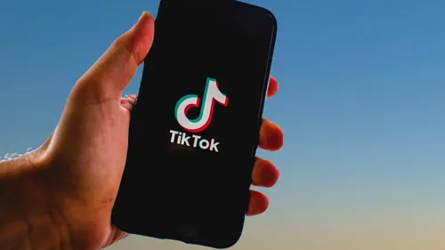 Isterie pe TikTok, după un trend viral. Ce au ajuns să facă românii în supermarketurile de la noi, în căutarea unor „comori”