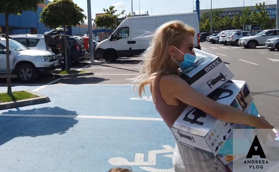 Andreea Bălan, atitudine iresponsabilă într-un hypermarket în care a mers cu Ella. Artista a fost criticată pentru gafa făcută în public