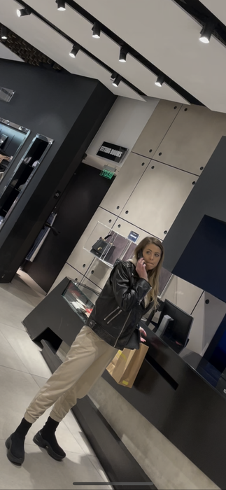 Roxana Nemeș, ocupată cu mobilul (Foto: CANCAN.RO)