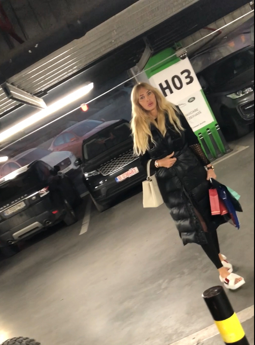 Ca de fiecare dată, apariţia la mall a Mayei a atras atenţia