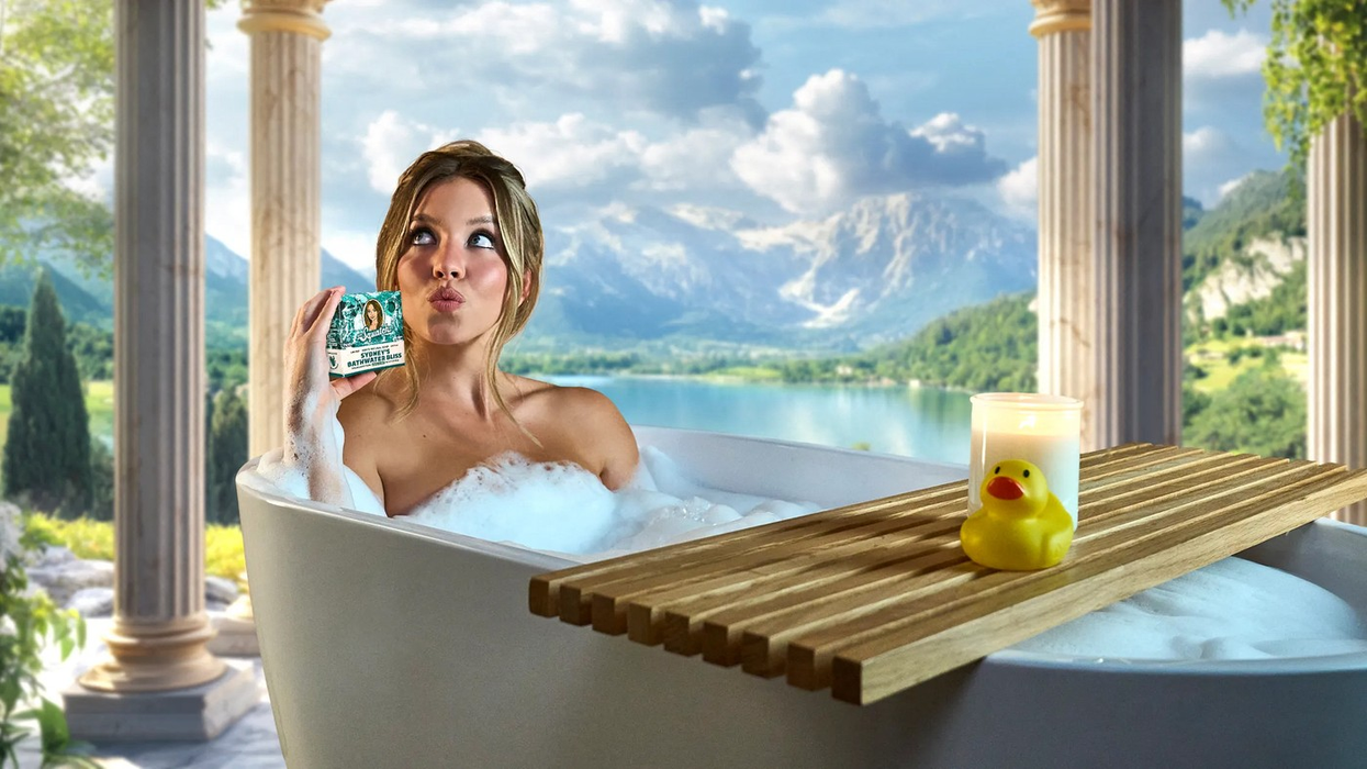 Sydney Sweeney in reclama pentru Bathwater Bliss produs cu Dr. Squatch. Foto: Profimedia
