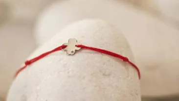 Malvina Cervenschi si-a deschis magazin online unde isi comercializeaza bratarile: Firul rosu, simplu, iti aduce aminte ca trebuie sa visezi si sa te gandesti mai mult la tine si la cei dragi