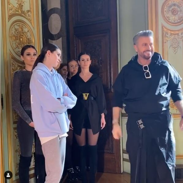 Anamaria Prodan, în lacrimi la Săptămâna Modei din Paris! Fata sa cea mare a defilat pentru Cătălin Botezatu. Cum a apărut sexy impresara pe catwalk alături de Rebecca Dumitrescu