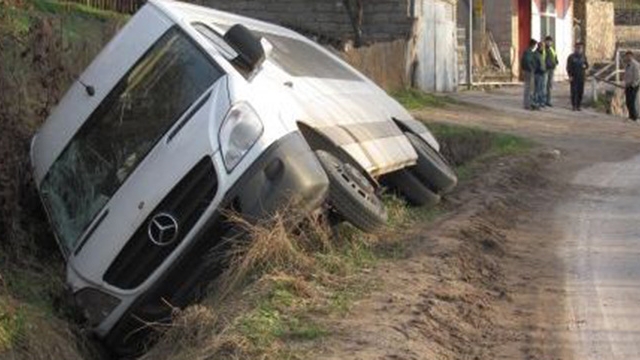 Accident incredibil pe DN72A! Două femei şi un copil dintr-un microbuz, răniţi după ce maşina a fost lovită de un autoturism