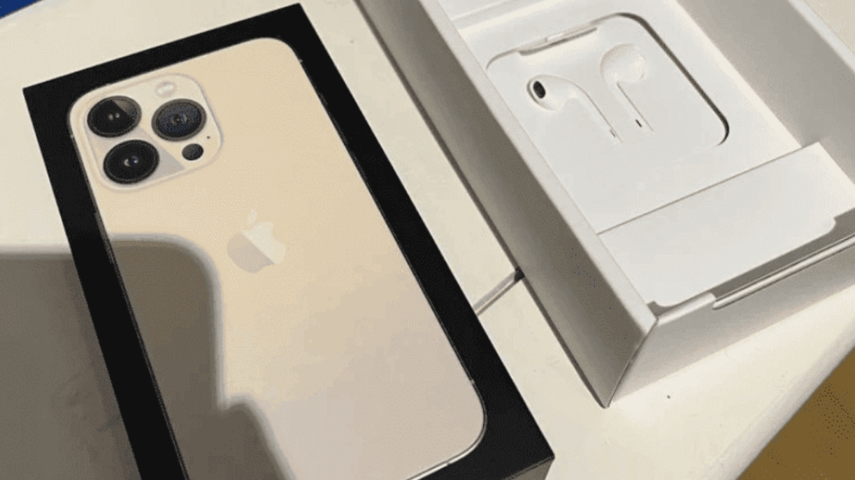 A comandat un iPhone scump, dar coletul a ascuns o surpriză. Ce a primit în schimb