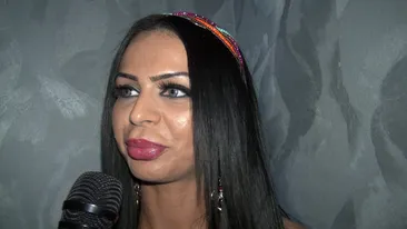 In dormitor, imi place foarte mult sa dansez in diferite costumatii! Asa sa-l fi cucerit Renata si pe Leo de la Strehaia?!