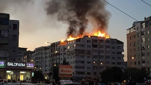 FOTO | Incendiu la Bacău! Mansarda unui bloc a luat foc