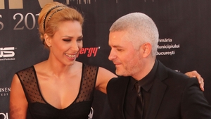 Iantu e fascinat de Iulia Vantur! S-a uitat o seara intreaga doar in decolteul ei si a facut-o sa rada cu gura pana la urechi!