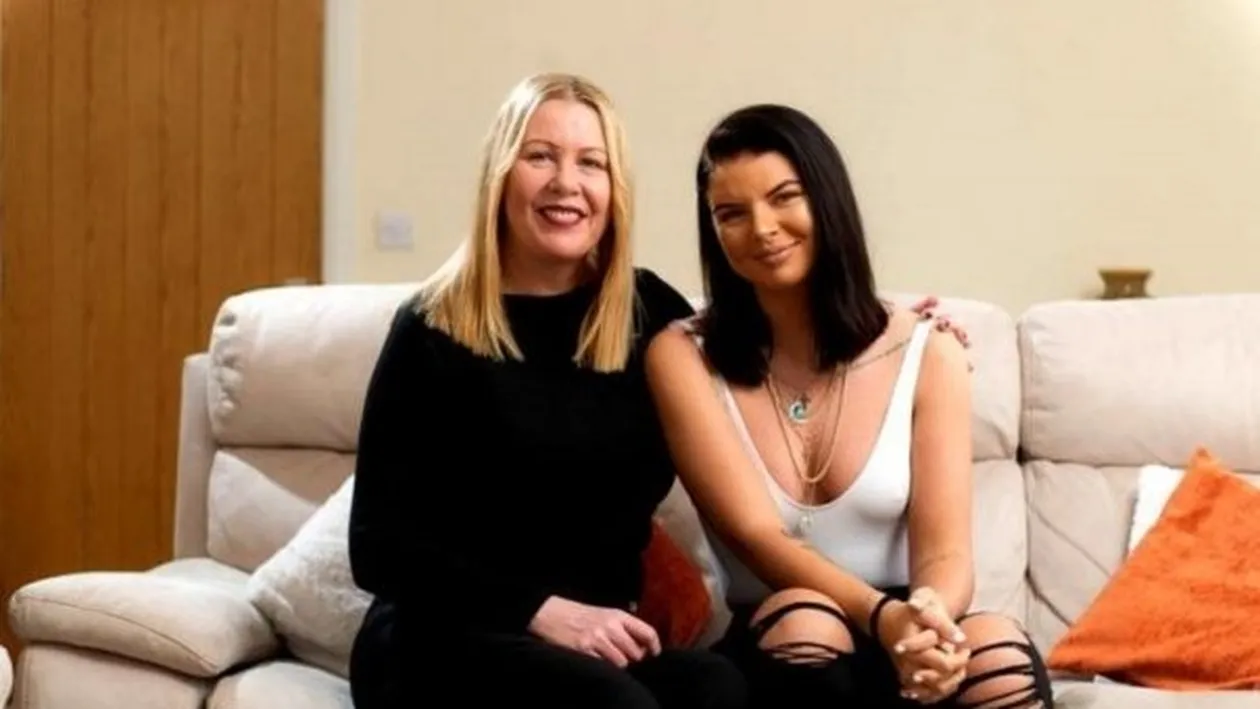 Această tânără câștigă 140.000 de euro pe an din fotografii deocheate! Mama ei o ajută